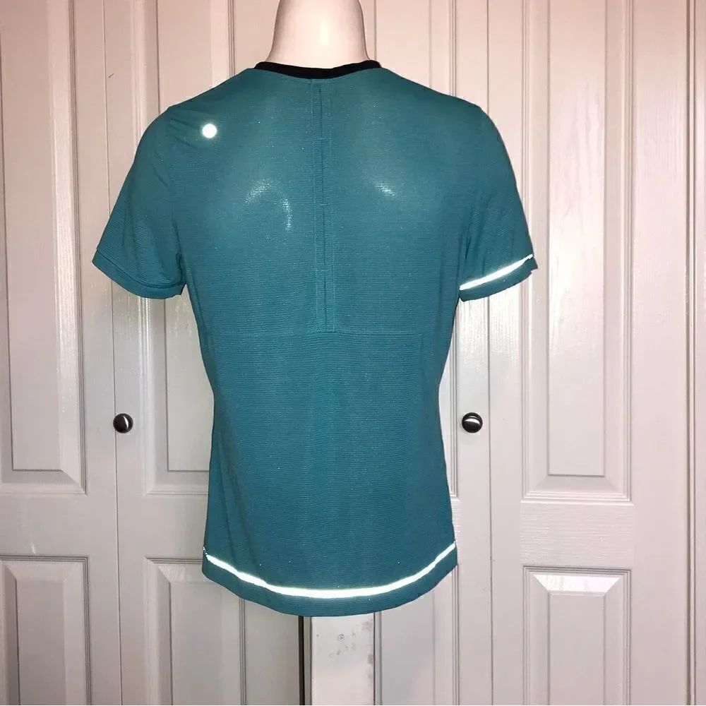 Lululemon workout tee - Picture 5 of 6